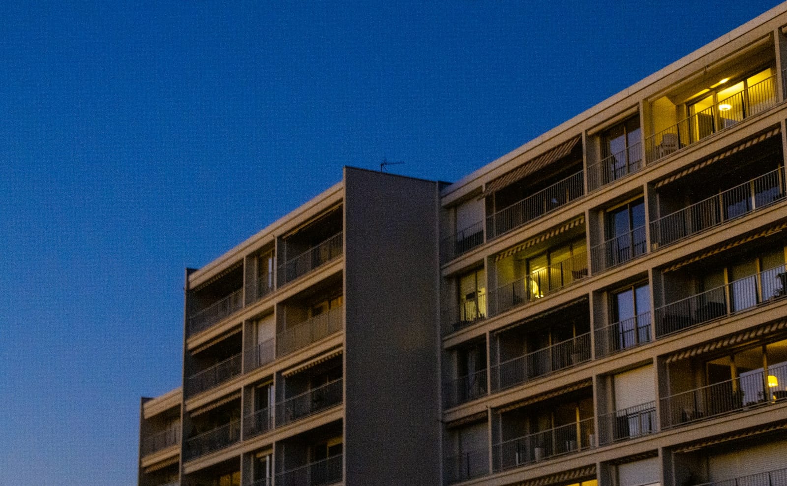 Moderna stambena zgrada u Beogradu u sumrak